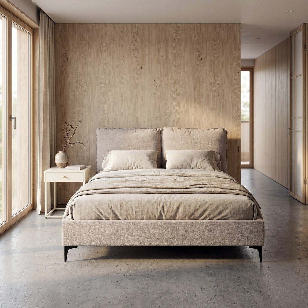 Cama tapizada en lino claro con mesilla blanca ante una pared revestida de madera